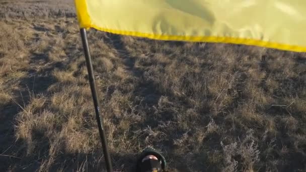 Vojenská Lékařka Ukrajinské Armády Vlajkou Ukrajiny Ležící Suché Trávě Louce — Stock video