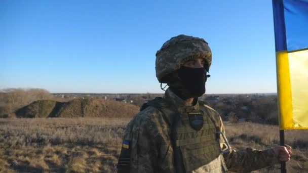 Доллі Застрелений Солдатом Військовій Формі Шолом Тримає Махаючий Прапор України — стокове відео