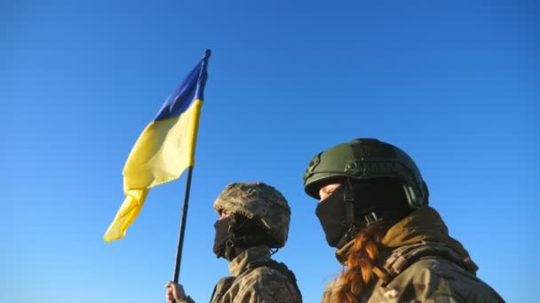 Unga Soldater Ukrainska Armén Står Toppen Berget Med Hissade Flagg — Stockvideo