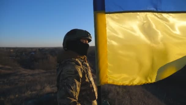Ουκρανικό Κορίτσι Του Στρατού Στέκεται Αρθεί Εθνικό Λάβαρο Στο Φόντο — Αρχείο Βίντεο