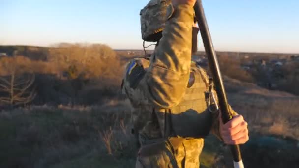 Dolly Disparo Soldado Del Ejército Ucraniano Masculino Levantando Bandera Nacional — Vídeos de Stock