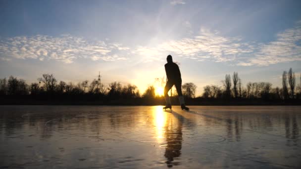 Дівчата Катаються Замерзлій Річці Під Час Прекрасного Заходу Сонця Молода — стокове відео