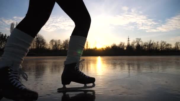 Frauenbeine Eiskunstläufen Die Bei Schönem Sonnenuntergang Auf Dem Eis Gleiten — Stockvideo