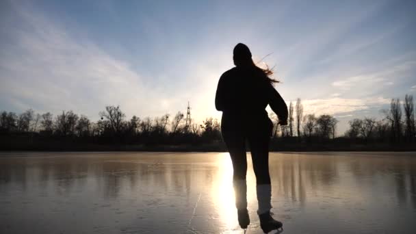 Молодая Женщина Катается Льду Девушка Тренируется Одна Замерзшем Озере Реке — стоковое видео