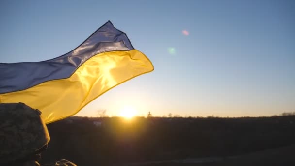 Ουκρανός Στρατιωτικός Στέκεται Στην Κορυφή Του Λόφου Κυματίζοντας Μπλε Κίτρινο — Αρχείο Βίντεο