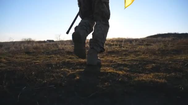 乌克兰军队的男兵高举国旗在战场上奔跑 身穿军服的年轻人在草地上挥舞着乌克兰国旗慢跑 抵抗入侵的概念 慢动作 — 图库视频影像