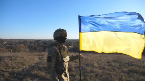 Soldado Masculino Uniforme Militar Capacete Fica Com Bandeira Acenando Ucrânia — Vídeo de Stock