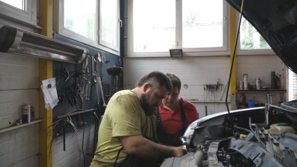 Tamirci Atölyede Serviste Araba Tamir Ediyor Tamirciler Garajdaki Araçlarla Çalışır — Stok video