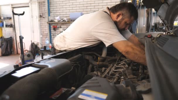 Tamirci Atölyede Serviste Bir Arabanın Motorunu Tamir Ediyor Profesyonel Oto — Stok video