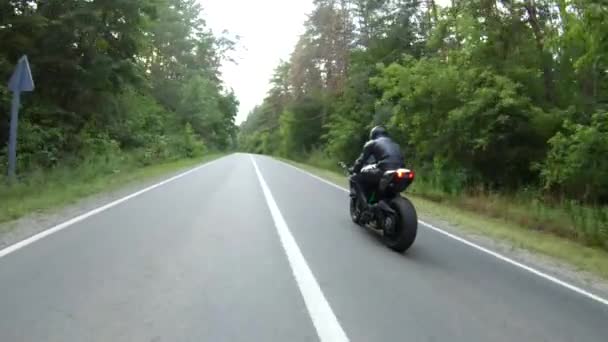 Motorcyklisten Tävlar Motorcykel Skogsväg Man Hjälm Rider Sport Motorcykel Landsbygden — Stockvideo