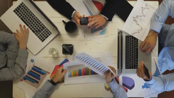 Grupo Jovens Empresários Planeja Futuro Projeto Sentado Mesa Mãos Masculinas — Vídeo de Stock
