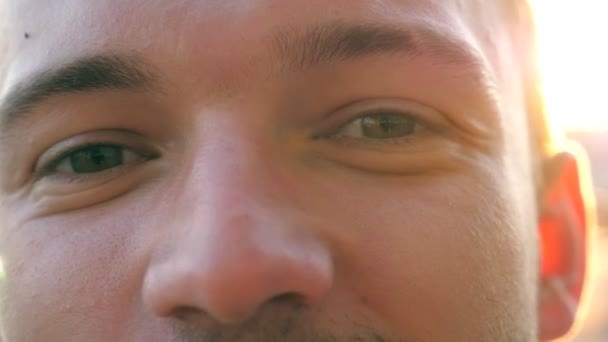 Genç Mutlu Bir Adamın Yeşil Gözlerini Kapat Arka Plandaki Araba — Stok video