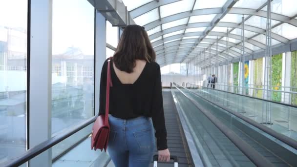 Nerozpoznatelná Mladá Dívka Vysokých Podpatcích Kráčející Eskalátoru Kutálející Kufr Kolečkách — Stock video