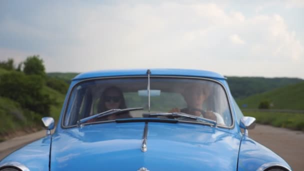 Νεαρό Ζευγάρι Καπέλα Ιππασίας Vintage Αυτοκίνητο Κατά Καλοκαιρινά Ταξίδια Άνδρας — Αρχείο Βίντεο