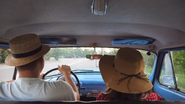 Yolculuk Sırasında Klasik Arabada Gezen Şapkalı Genç Bir Çift Tanımlanamayan — Stok video