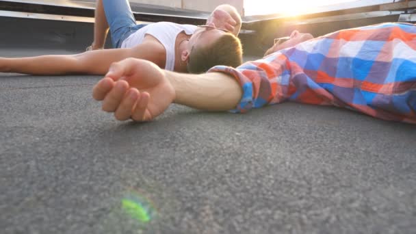 Молодой Человек Лежал Своим Парнем Крыше Давал Ему Сигарету Красивая — стоковое видео