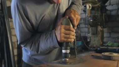 Tamirci elindeki aleti tutar ve ayrıntıları masaya yapıştırır. İşçi ayrıntıları parlatır. Adam garajında ya da atölyesinde çalışıyor. Sıkı çalışma konsepti. Yavaş çekim. Yakın çekim..