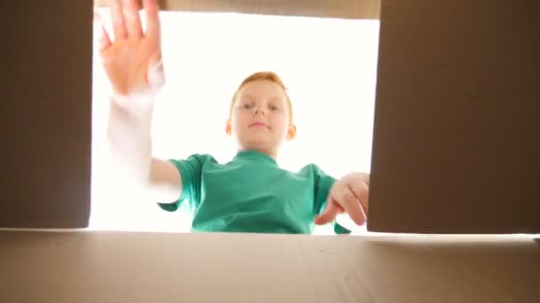 Malý Zrzavý Chlapec Dívá Krabice Pozitivními Emocemi Pocity Tváři Mladý — Stock video