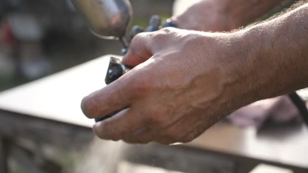 Руки Механика Моют Детали Автомобиля Опрыскивая Водой Человек Использует Баллончик — стоковое видео