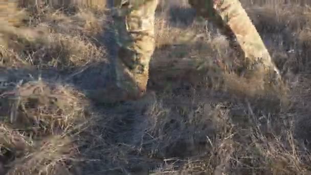 在战场上行走的女兵 身着军服头戴安全帽的女人日落时正在草地上乌克兰战胜俄罗斯侵略的胜利 抗入侵的概念 慢动作 — 图库视频影像