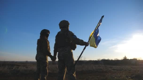 Ukrainian Army Soldiers Stands Outdoor Sunset Time Waves Flag Ukraine — Vídeos de Stock