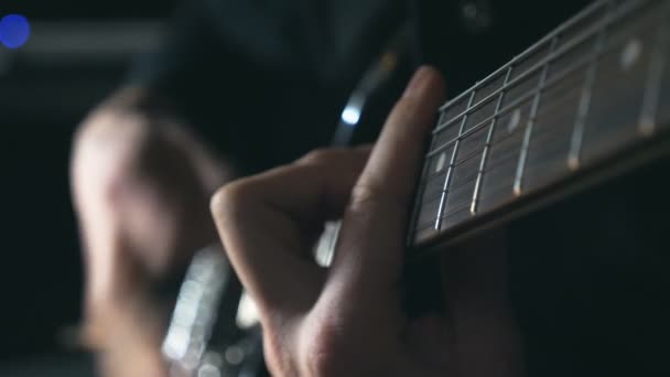 일렉트릭 기타에 음악가의 손입니다 음악의 문자열에서 기타리스트의 손가락을 닫습니다 스튜디오에서 — 비디오