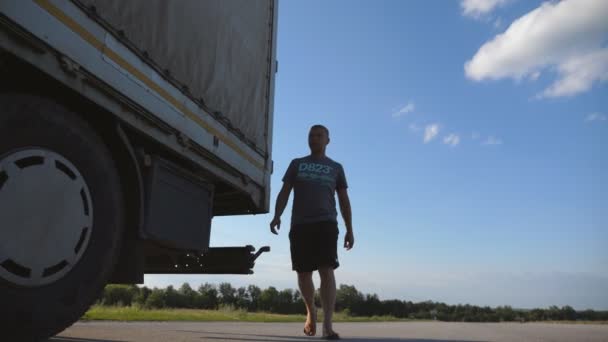 Fahrer Läuft Die Straße Entlang Seinem Geparkten Lastwagen Trucker Steigt — Stockvideo