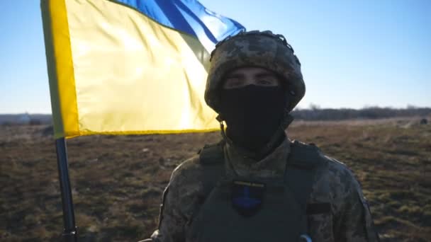 Портрет Мужчины Солдата Камуфляжной Форме Держит Размахивающий Флагом Украины Украинский — стоковое видео