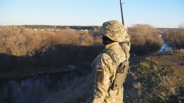 Ein Junger Mann Militäruniform Hält Eine Schwenkende Fahne Der Ukraine — Stockvideo