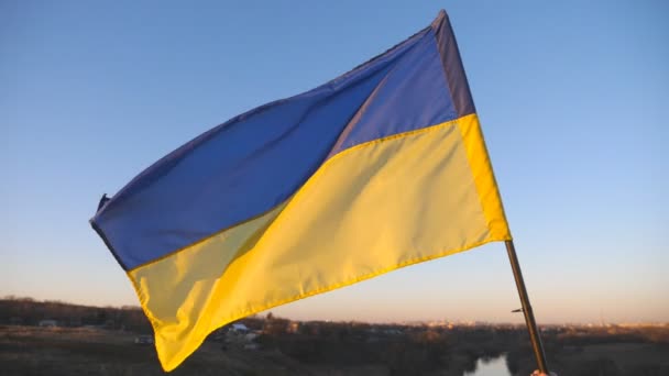 Bandera Ucrania Asta Bandera Ondeando Viento Contra Fondo Del Cielo — Vídeo de stock
