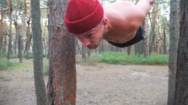 Silny Mężczyzna Pokazuje Gimnastykę Poziomym Drążku Muskularny Facet Ćwiczący Elementy — Wideo stockowe