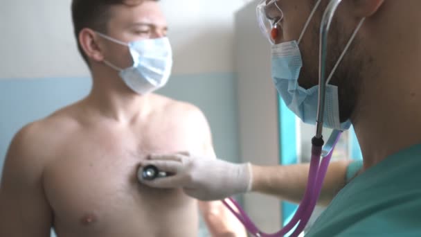 Exames Médicos Paciente Com Estetoscópio Procura Sintomas Covid Médico Ouve — Vídeo de Stock