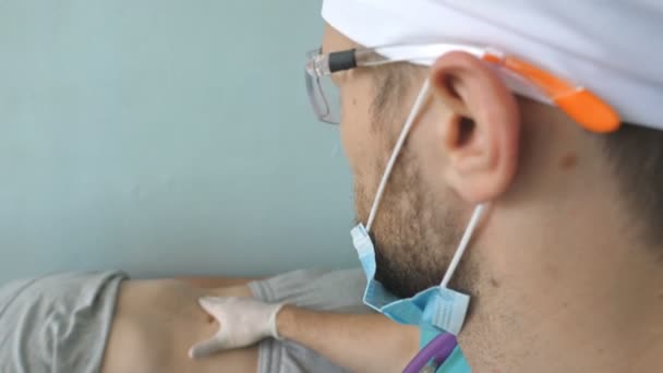 Врач Осматривает Пациента Мужчину Симптомами Covid Медик Проводит Медицинское Обследование — стоковое видео