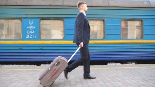 Úspěšný Podnikatel Černém Obleku Kráčí Podél Nástupiště Poblíž Projíždějícího Vlaku — Stock video