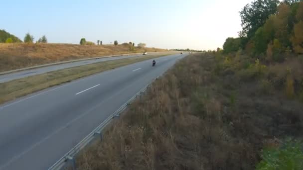 Foto Aérea Motociclista Que Monta Motocicleta Deportiva Moderna Autopista Otoño — Vídeo de stock