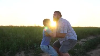 Mutlu baba oğlunu kırsala kusuyor. Baba ve küçük oğlu gün batımında doğada eğleniyorlar. Babası ve küçük çocuğu yaz günü dışarıda birlikte vakit geçiriyorlar. Aile mutluluğu.