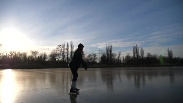 Jovem Feliz Patins Figura Deslizando Gelo Durante Dia Inverno Gelado — Vídeo de Stock