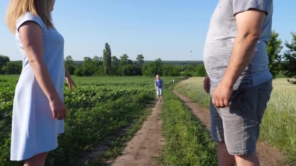 Pequeño Niño Corriendo Por Camino Rural Hacia Madre Padre Papá — Vídeos de Stock