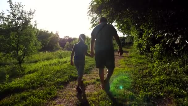 Papá Con Pequeño Hijo Abrazan Uno Otro Caminando Por Camino — Vídeo de stock