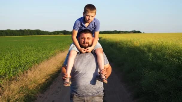 Babası Küçük Oğluyla Birlikte Yeşil Çayırların Yakınındaki Kırsal Yolda Oturuyor — Stok video