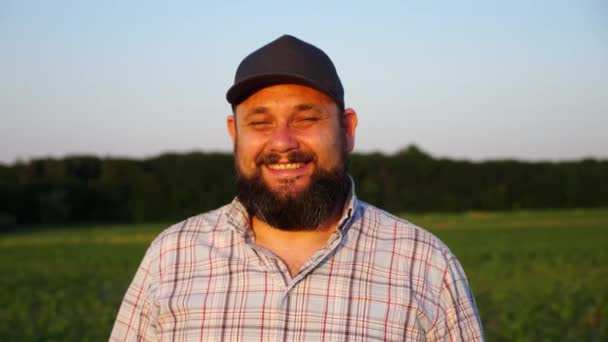 Szczęśliwy Uśmiechnięty Farmer Czapce Patrzy Kamerę Stojącą Polu Kukurydzy Portret — Wideo stockowe