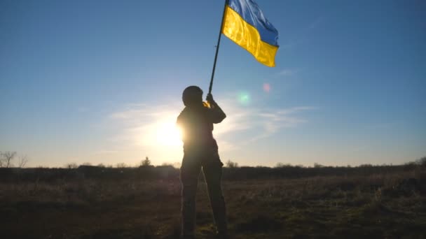 Soldier Ukrainian Army Holding Waving Flag Ukraine Woman Military Uniform — Vídeo de Stock