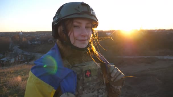 Soldado Feminino Feliz Exército Ucraniano Mantém Acenando Bandeira Ucrânia Mulher — Vídeo de Stock