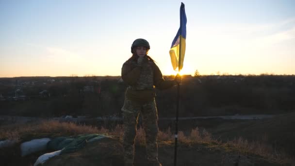 Femme Uniforme Militaire Dresse Contre Coucher Soleil Levé Drapeau Ukraine — Video