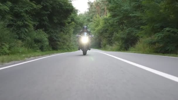 Мотоциклист Едет Мотоцикле Красивой Лесной Дороге Молодой Человек Ездит Современном — стоковое видео