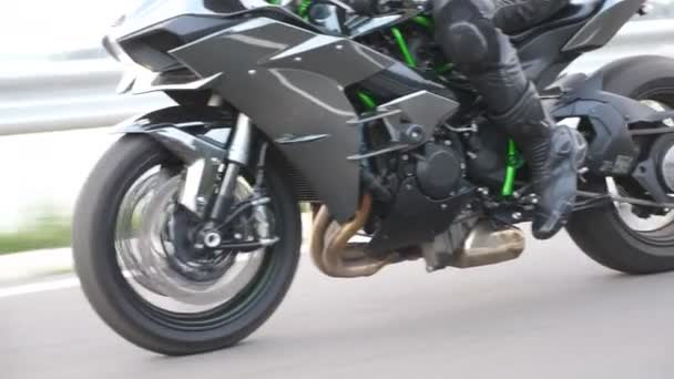 Rueda Moto Deportiva Moderna Que Monta Rápido Carretera Conducción Motocicletas — Vídeo de stock