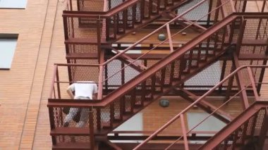 Acele et, genç işadamı merdivenlerden işe geç kalıyor. Müdür aceleyle merdivenlerden inip ofise gidiyor. Evrak çantalı girişimci işe gidiyor. Sabah seyahati kavramı.