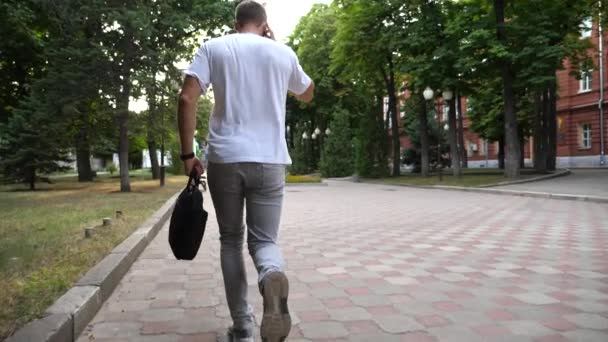 Şehir Parkında Koşan Günlük Giysili Genç Bir Adam Çantalı Bir — Stok video
