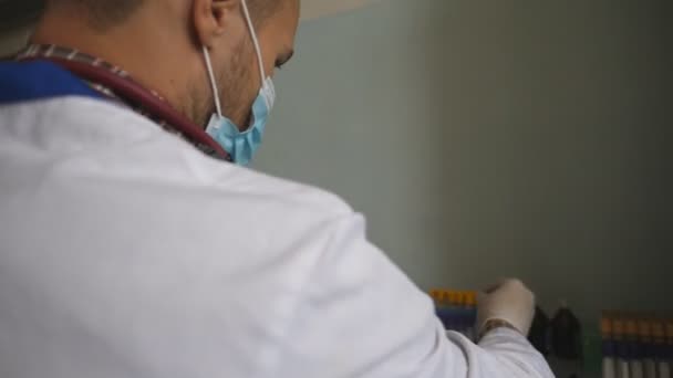 Γιατρός Ιατρική Στολή Που Ελέγχει Και Βλέπει Δοκιμαστικούς Σωλήνες Ιατρός — Αρχείο Βίντεο