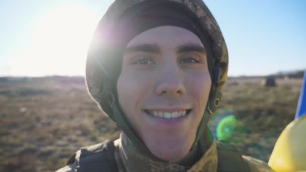 Kasklı Mutlu Ukraynalı Asker Portresi Dışarıda Kameraya Bakıyor Kırsal Kesimde — Stok video